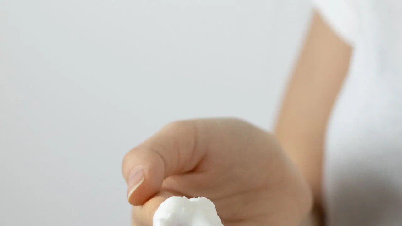 Chelating Agents in Cosmetic Formulas: Hardness and Colour