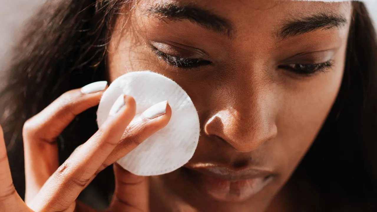 Two-Phase Makeup Removers: Shake-to-Mix Formats